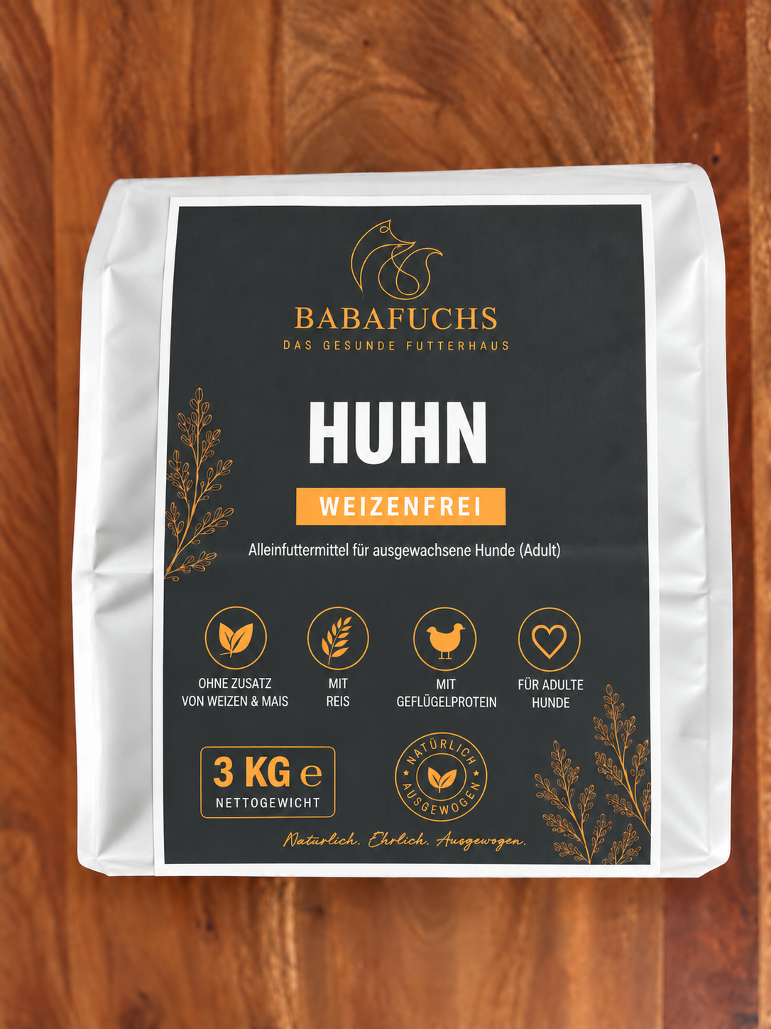 BabaFuchs Huhn weizenfrei, 3-kg-Packung auf Holzuntergrund; Beleuchtung KI-nachbearbeitet