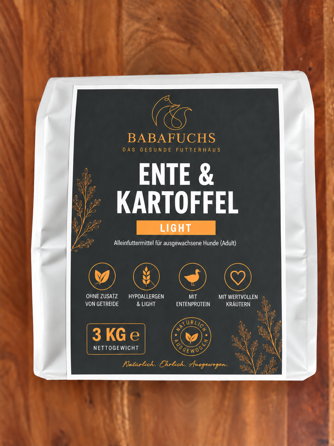 BabaFuchs Ente & Kartoffel, 3-kg-Packung auf Holzuntergrund; Beleuchtung KI-nachbearbeitet