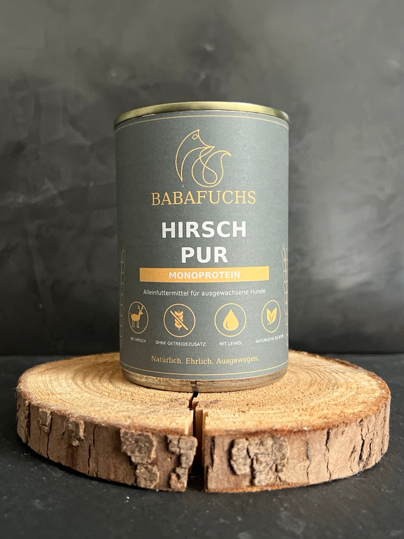 BabaFuchs Hirsch Pur, Nassfutterdose auf Holzuntergrund