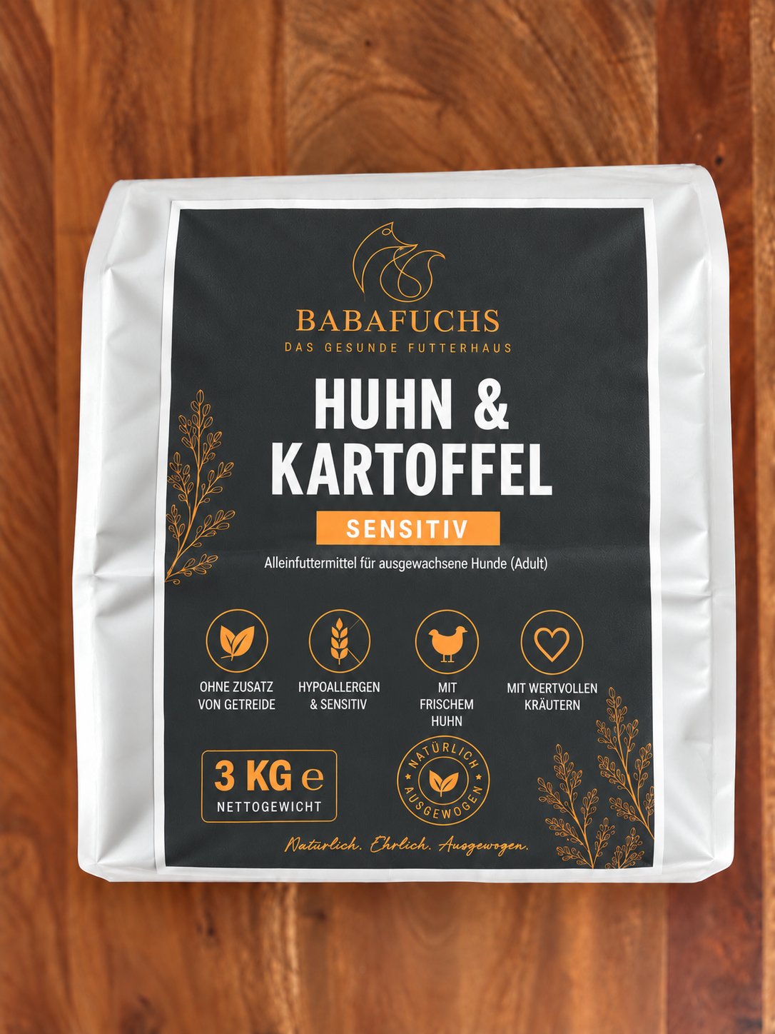 BabaFuchs Huhn & Kartoffel, 3-kg-Packung auf Holzuntergrund; Beleuchtung KI-nachbearbeitet