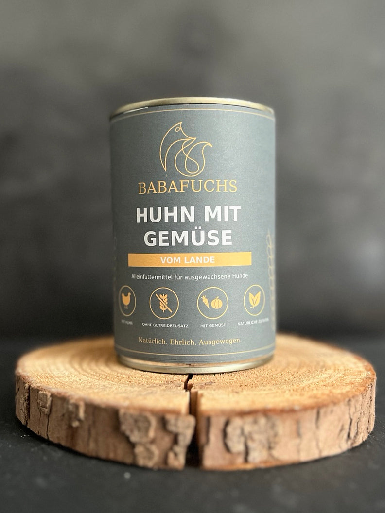 BabaFuchs Huhn mit Gemüse vom Lande, Nassfutterdose auf Holzuntergrund