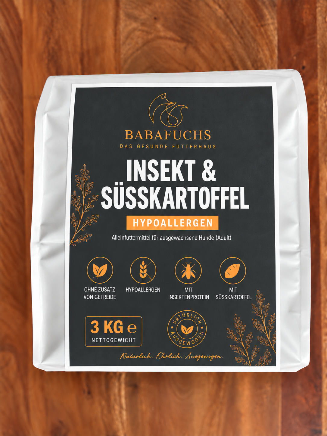 BabaFuchs Insekt & Süßkartoffel, 3-kg-Packung auf Holzuntergrund; Beleuchtung KI-nachbearbeitet