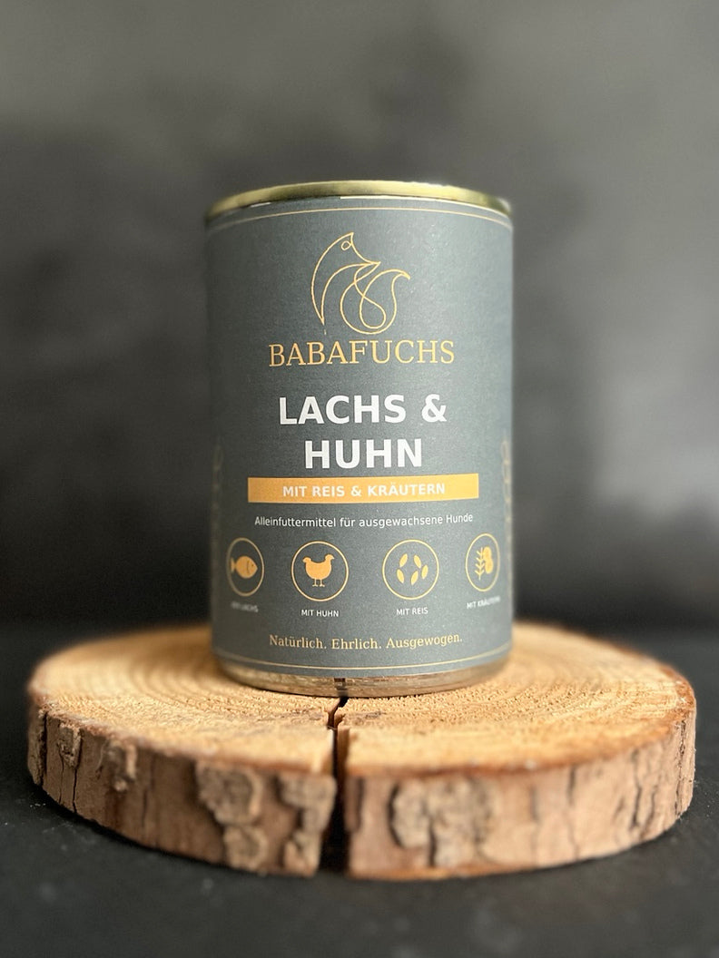 BabaFuchs Lachs & Huhn mit Reis & Kräutern, Nassfutterdose auf Holzuntergrund