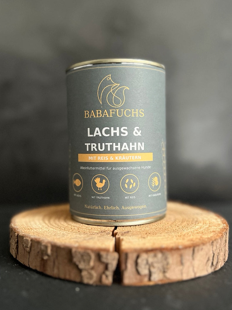 BabaFuchs Lachs & Truthahn mit Reis & Kräutern, Nassfutterdose auf Holzuntergrund