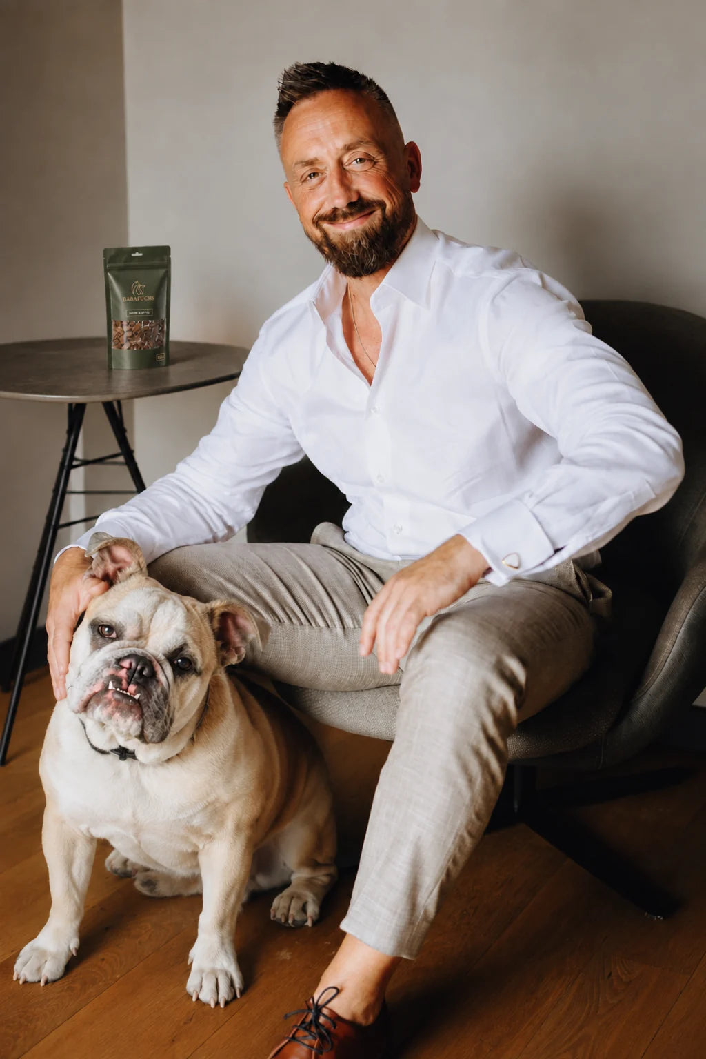 Robert von Jutschenka, Gründer von BabaFuchs, mit seinem Hund